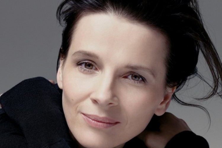 Juliette Binoche zöld zászlót bontott