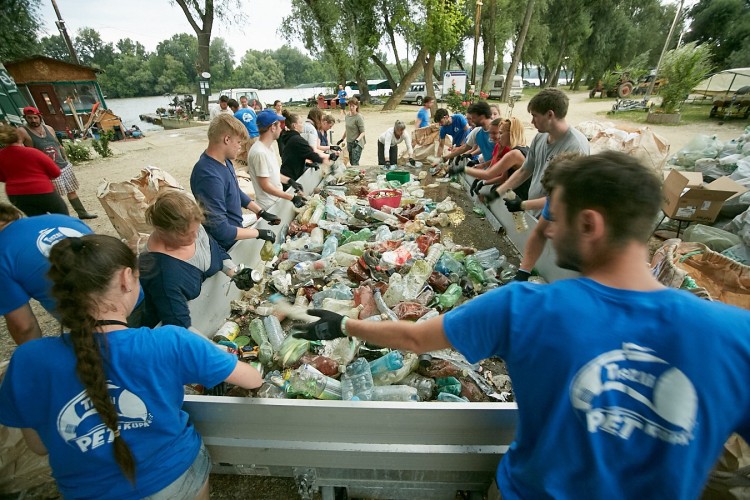 A PET Kalózok naponta egy tonna műanyagtól mentesítették a Tisza-tavat