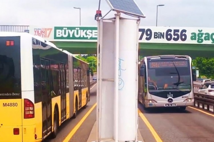 Isztambulban szélturbinákat hajtanak az elszáguldó buszok levegőjével