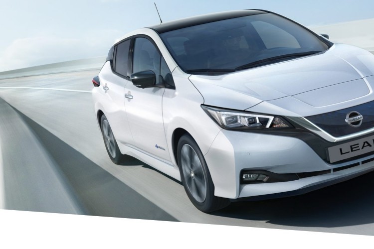 Viszik, mint a cukrot az új Nissan LEAF-et