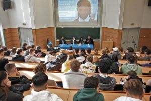 Több mint 200 veszprémi diákkal indult el az UNICEF Magyarország Egyetemi Klímavédelmi Roadshowja Veszprémben, a program első vidéki állomásán