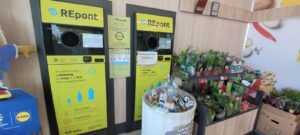 Ön az automatánál sorban álló embereket lát, a statisztika viszont csökkenő palackmennyiséget Zöld Ipar Magazin palackvisszaváltás Magyarország