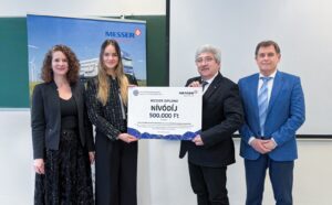 A nívódíjjal középen Veres Gréta díjazott és Bándy Tamás, a Messer Hungarogáz Kft. energiairányítási vezetője. Balról Bakk Teodóra Diána, a PTE Megújuló Energiák Nemzeti Laboratórium munkatársa, jobb szélen dr. Kvasznicza Zoltán vizsgabizottsági elnök (Fotó: Messer Hungarogáz Sajtó)
 
